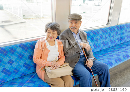 電車で旅行に出かけるシニア夫婦 電車で旅行に出かけるシニア夫婦 98824149