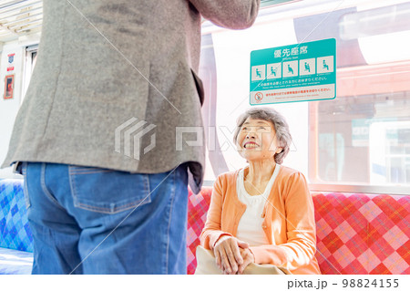 優先座席にを譲ってくれた男性にお礼を言うシニア女性 居眠り 優先座席にを譲ってくれた男性にお礼を言うシニア女性 居眠り 98824155