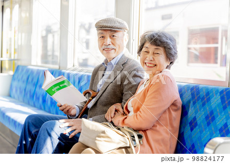電車で旅行に出かけるシニア夫婦 電車で旅行に出かけるシニア夫婦 98824177