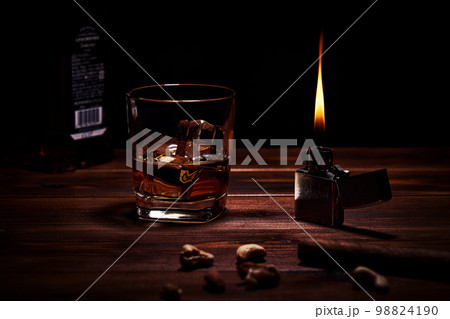 テーブルの上にウイスキー 98824190