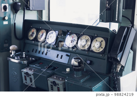 電車 操縦席 電車 操縦席 98824219