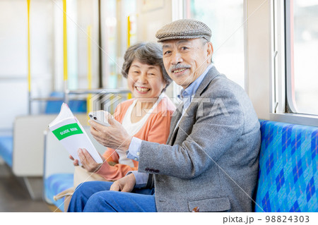 電車で旅行に出かけるシニア夫婦 98824303