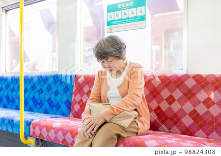 膝痛 シルバーシートを使用するシニア女性 膝痛 シルバーシートを使用するシニア女性 98824308