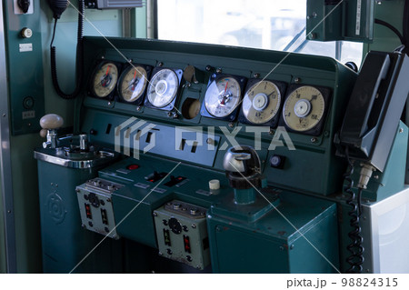 電車　操縦席 98824315