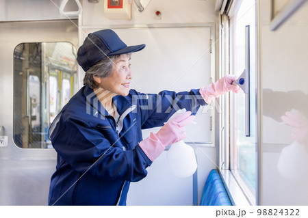 鉄道で働くシニア女性 シルバー人材 鉄道で働くシニア女性 シルバー人材 98824322