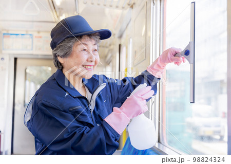 鉄道で働くシニア女性 シルバー人材 鉄道で働くシニア女性 シルバー人材 98824324