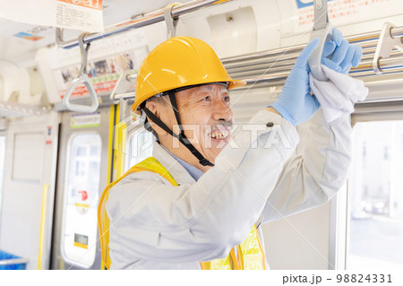 鉄道で働くシニア男性 シルバー人材 鉄道で働くシニア男性 シルバー人材 98824331