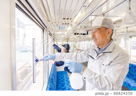 鉄道で働くシニア男女 シルバー人材 鉄道で働くシニア男女 シルバー人材 98824350