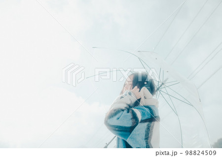 雪の中若い女性が音楽を聴いてる写真 雪の中若い女性が音楽を聴いてる写真 98824509