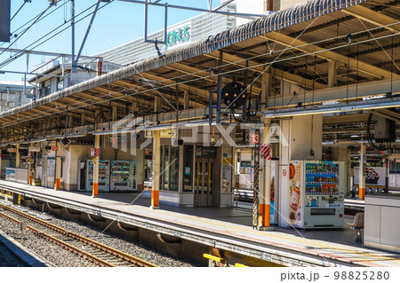 人のいない横浜駅のイメージ 人のいない横浜駅のイメージ 98825280