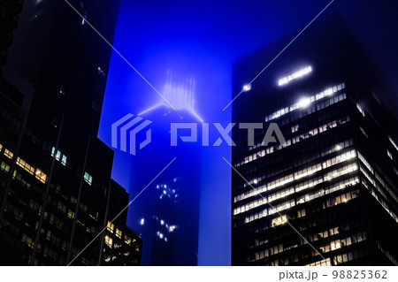 ニューヨークの街の夜景 ニューヨークの街の夜景 98825362