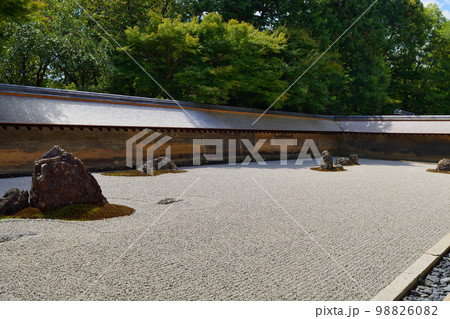 京都　龍安寺の石庭 98826082