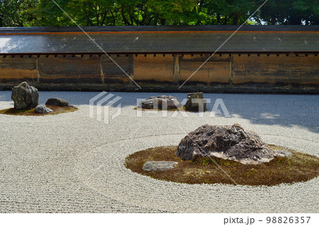 京都　龍安寺の石庭 98826357