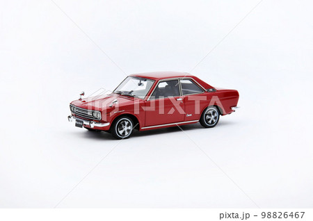 赤い車　中古車のイメージ　ミニチュア 98826467