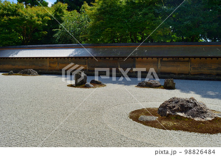 京都　龍安寺の石庭 98826484