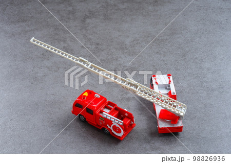 出動する消防車（はしご車とポンプ車） 98826936