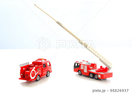 出動する消防車（はしご車とポンプ車） 98826937