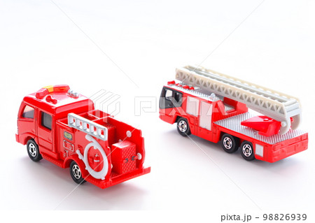 出動する消防車（はしご車とポンプ車） 98826939