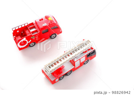 出動する消防車(はしご車とポンプ車) 出動する消防車(はしご車とポンプ車) 98826942