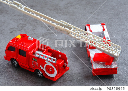 出動する消防車（はしご車とポンプ車） 98826946