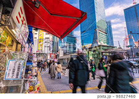 日本の東京都市景観 2月。5月8日の5類移行でどう変わるか…コロナ禍の渋谷。抗原キット……=1日 日本の東京都市景観 2月。5月8日の5類移行でどう変わるか…コロナ禍の渋谷。抗原キット……=1日 98827460