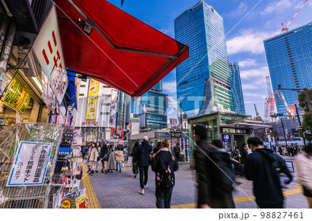 日本の東京都市景観　2月。5月8日の5類移行でどう変わるか…コロナ禍の渋谷。抗原キット……＝1日 98827461