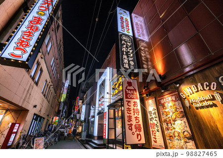 日本の横浜都市景観 横浜駅西口の飲み屋街などを望む(夜景) 日本の横浜都市景観 横浜駅西口の飲み屋街などを望む(夜景) 98827465