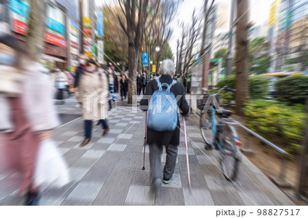 日本の東京都市景観 高齢化社会=東京都内で(池袋駅東口) 日本の東京都市景観 高齢化社会=東京都内で(池袋駅東口) 98827517