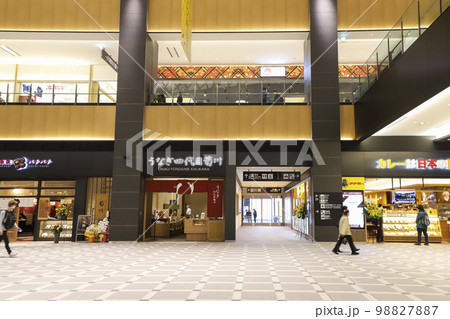 羽田エアポートガーデン  グランドホワイエのフードセレクションと高速バスターミナル入り口 98827887