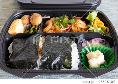 美味しい鶏肉揚げが入った海苔弁当 美味しい鶏肉揚げが入った海苔弁当 98828307