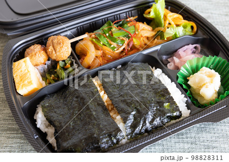 美味しい鶏肉揚げが入った海苔弁当 98828311