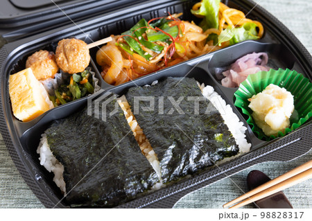 美味しい鶏肉揚げが入った海苔弁当 美味しい鶏肉揚げが入った海苔弁当 98828317