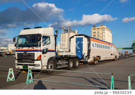 山形新幹線　E8系　先頭車陸送 98830234