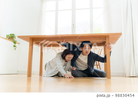 地震　ミドル夫婦　隠れる 98830454