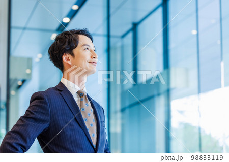 オフィスのビジネスマン　撮影協力「LINK FOREST」 98833119