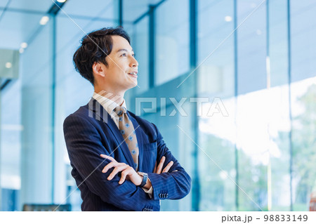 オフィスのビジネスマン　撮影協力「LINK FOREST」 98833149