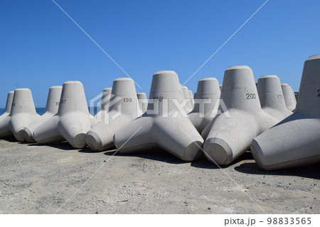 海岸の波消しブロック 海岸の波消しブロック 98833565