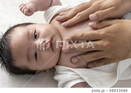 赤ちゃんにローションを塗る男性の手(0歳2ヶ月・日本人・男の子) 赤ちゃんにローションを塗る男性の手(0歳2ヶ月・日本人・男の子) 98833686