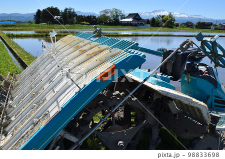 田植え作業中の水田 98833698
