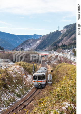 【高山本線】山間部を走行する普通列車 【高山本線】山間部を走行する普通列車 98834002