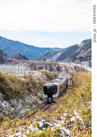 【高山本線】山間部を走行する特急ひだ 【高山本線】山間部を走行する特急ひだ 98834006
