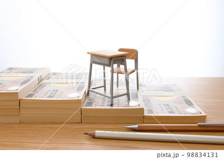 子どもの学費　一人約1000万円　教育費　奨学金　教育格差　貯蓄　ピント学習机　2022年一万円札 98834131