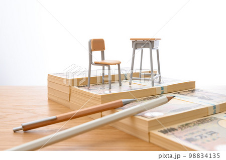 子どもの学費　一人約1000万円　教育費　奨学金　教育格差　貯蓄　ピント学習机　2022年一万円札 98834135