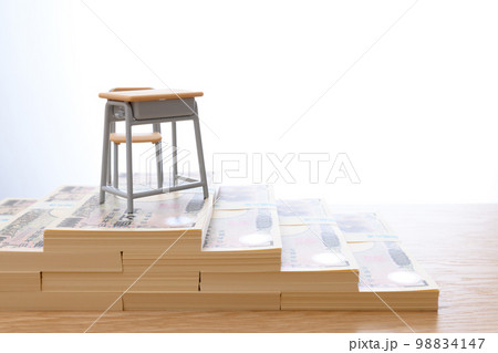 子どもの学費　一人約一千万円　教育費　奨学金　教育格差　貯蓄　ピント学習机　2022年一万円札 98834147