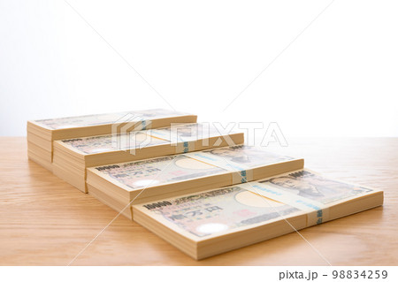 百万円の札束の階段　一千万円　2022年の一万円札 98834259