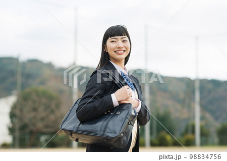 女子高生のポートレート 98834756