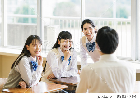 教室でクラスメイトと楽しく話す高校生 98834764