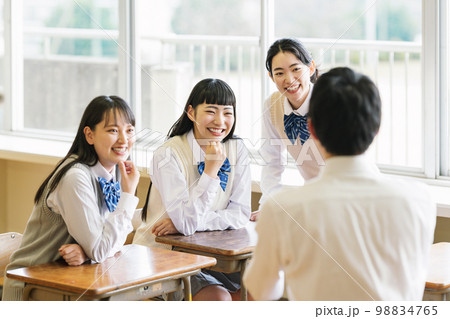 教室でクラスメイトと楽しく話す高校生 98834765