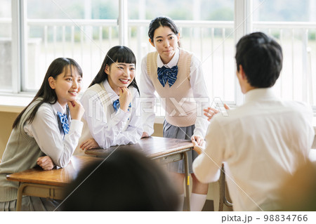 教室でクラスメイトと楽しく話す高校生 98834766