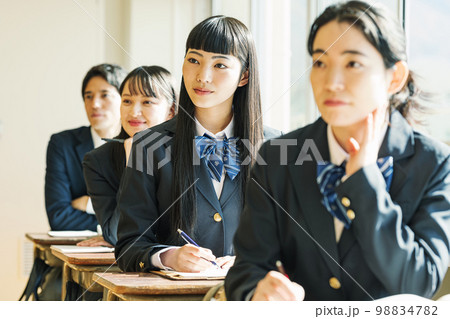 学校で授業を受ける高校生 学校で授業を受ける高校生 98834782